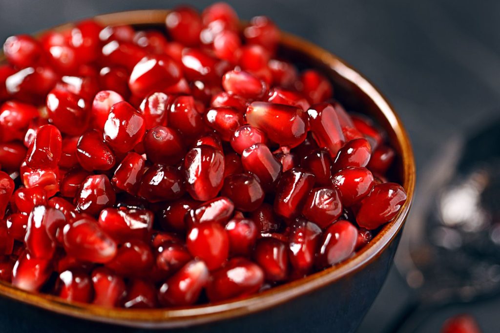 Pomegranate-seeds-to-get-healthy-pink-lips