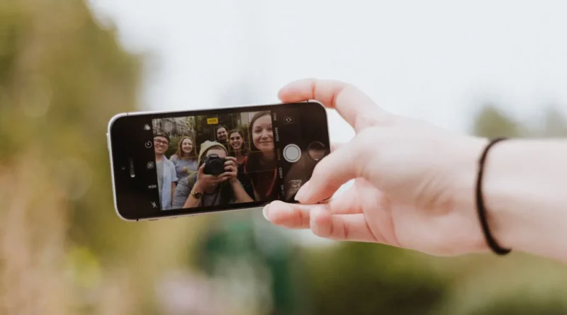 How to Take A Perfect Selfie in 6 Simple Tips